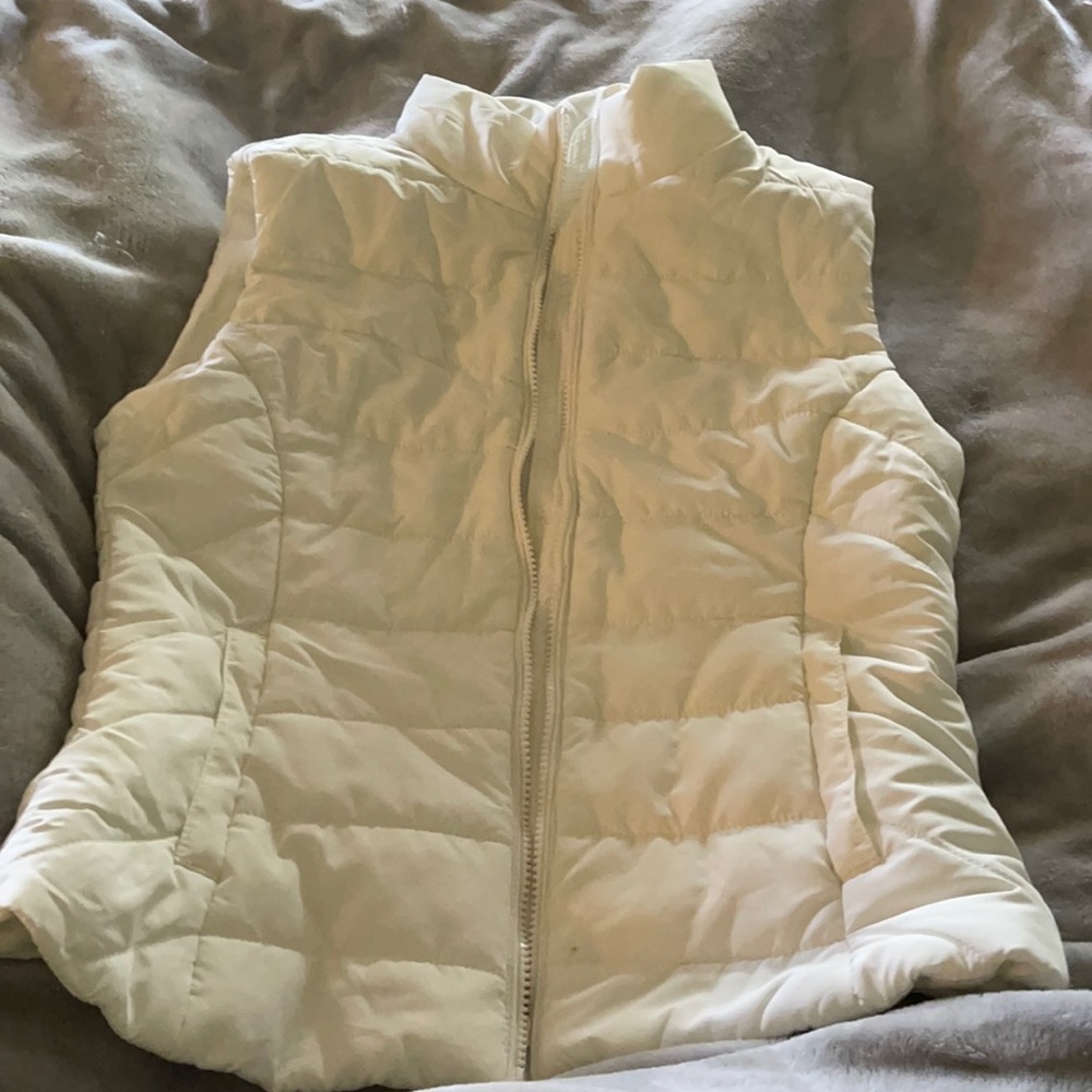 White Aeropostale puffer vest. Medium